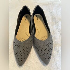 Gray Veittes Flats pointed toe cushioned laser cut design size 9 COMFY & CUTE